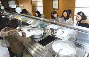 3일 오후 서울 금천구 시흥동 구청 구내식당에서 열린 ‘친환경 쌀 선정 품평회’에서 참가자들이 7개 지역의 쌀을 평가하기 위해 밥맛 블라인드 테스트를 하고 있다. 금천구 제공