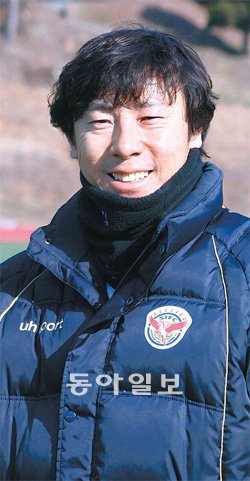 프로축구 성남 신태용 감독이 9일 전남 순천의 순천팔마구장에서 새 시즌 선전을 다짐하며 파이팅을 외치고 있다. 신 감독은 ‘신공(신나게 공격해) 축구’를 선보이겠다고 말했다. 순천=양종구 기자 yjongk@donga.com