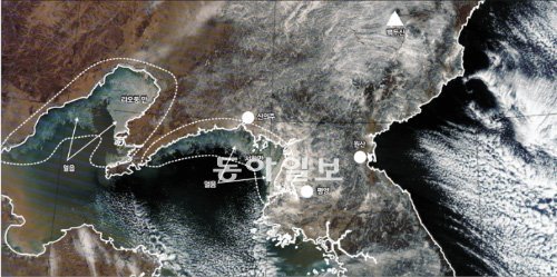 8일 인공위성이 관측한 북한 해역의 모습. 평양 앞바다부터 서한만, 신의주 남쪽 철산까지 해안을 따라 ‘얼음 블록’이 형성된 모습이 관찰됐다. 중국 랴오둥(遼東) 만 일대도 바다에 얼음이 생겼다. 기상청 제공