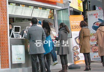 9일 서울 종로구 관철동에 있는 도시락 전문점 ‘본도시락’에서 점심시간을 앞둔 직장인들이 도시락을 사기 위해 줄을 서 있다. 본도시락 제공