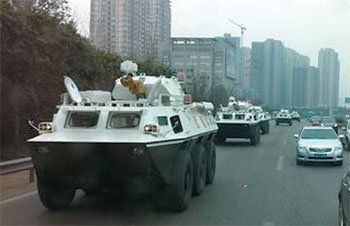 中 누리꾼이 올린 ‘충칭시의 장갑차 ’ 8일 중국 누리꾼이 인터넷에 올린 충칭 시의 장갑차 행렬. 왕리쥔 부시장을 체포하는 과정에서 만일의 사태에 대비해 장갑차까지 출동했다는 관측이 나오고 있다. 사진 출처 웨이보