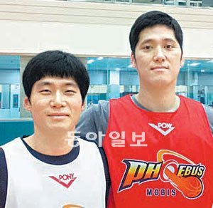 모비스의 슈터 박구영(왼쪽)과 포워드 함지훈이 10일 경기 용인시 모비스 체육관에서 포즈를 취했다. 울산 모비스 제공