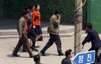 북한 평양 영광거리에서 휴대전화로 통화하며 걷고 있는 한 평양 시민의 모습. 동아일보DB