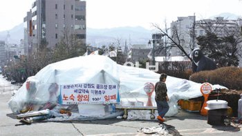 골프장 사업 취소를 요구하는 강원 강릉시 구정면 구정리 주민들의 강원도청 내 노숙투쟁이 100일을 넘어섰다. 강원도는 주민들의 요구를 받아들이기 힘들다는 입장이어서 노숙투쟁은 장기화할 가능성이 크다. 이인모 기자 imlee@donga.com