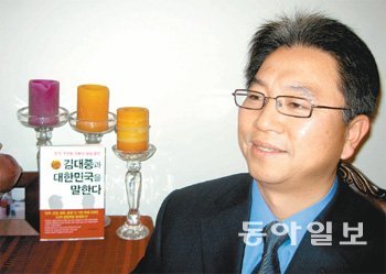 지난해 말 미국으로부터 정치적 망명 허락을 받은 전 국가안전기획부 직원 김기삼 씨가 직접 자신의 얼굴을 찍어 보냈다. 안기부의 불법도청과 DJ 정부의 노벨상 로비 및 대북송금 의혹을 폭로했던 그는 2003년 신변의 위협을 느껴 미국으로 갔다고 했다. 현재 펜실베이니아 주에 거주하고 있다. 김기삼 씨 제공