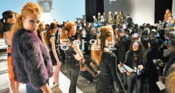 10일(현지 시간) 미국 뉴욕 링컨센터 더 스테이지에서 ‘콘셉트 코리아 FW 2012’ 행사가 열렸다. 한국을 대표하는 디자이너들의 가을겨울 패션에 관심을 가진 현지 전문가들과 바이어들이 몰려들었다. 콘셉트 코리아 제공