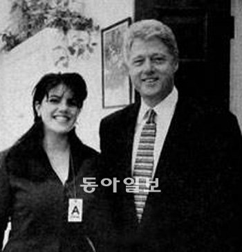빌 클린턴 전 미국 대통령(오른쪽)과 모니카 르윈스키. 1995년 백악관 인턴으로 들어간 르윈스키는 이후 18개월 동안 대통령과 ‘부적절한 관계’를 가졌다. 동아일보DB