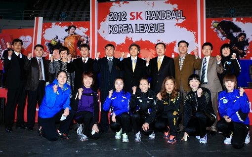 13일 오후 서울 올림픽공원 핸드볼경기장에서 열린 ‘2012 SK핸드볼 리그` 미디어데이 & 전야제에 참석한 여자 핸드볼 감독과 선수들이 힘찬 파이팅을 외치고 있다.  사진 ｜스포츠코리아