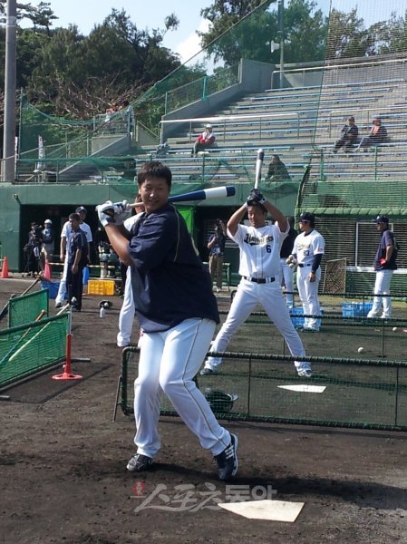 오릭스 이대호는 일본 언론의 찬사에 일희일비하지 않겠다고 밝혔다. 그는 13일 오키나와현 미야코지마 시민구장에서 열린 오릭스 자체 연습경기에는 출장하지 않았다. 스포츠동아DB