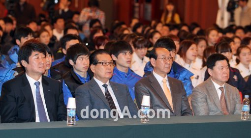 프로배구 승부 조작에 연루된 현역 선수 4명이 영구 제명된 가운데 13일 오후 '프로배구 부정방지 교육 및 자정결의 대회'가 올림픽파크텔 올림피아홀에서 열렸다. 교육에 참가한 프로배구 감독과 관계자, 선수들이 '승부조작 법적 책임'에 대한 교육을 듣고 있다. 김종원기자 won@donga.com 트위터 @beanjjun