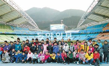 대구 수성구 대흥동 대구스타디움을 찾은 중국 수학여행단 학생들이 스타디움 안에서
환하게 웃고 있다. 대구시 제공