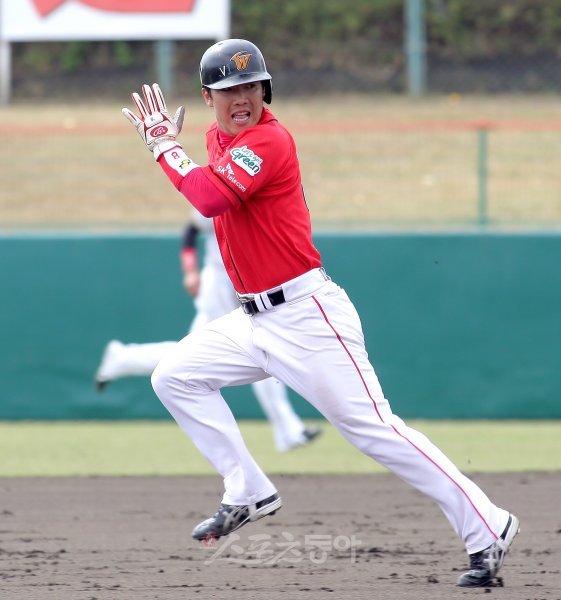 SK 정근우가 체중을 줄이고 ‘2루수 골든글러브’를 탈환하겠다고 다짐하고 있다. 그의 각오가 남다르게 느껴지는 것은 그가 ‘악바리’ 정근우이기 때문이다. 스포츠동아DB