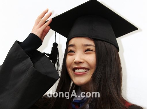 지난 9일 고등학교 졸업식에 참석한 가수 아이유. 국경원 기자 onecut@donga.com