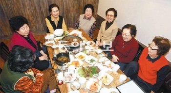 14일 오후 1시경 인천 부평구 부평동의 한 식당에서 열린 동창회 자리에서 개성공립고등여학교 출신 할머니들이 학창 시절 이야기를 하며 함박웃음을 터뜨리고 있다. 6·25전쟁이 발발했던 1950년 12월 개성에서 피란해 남한으로 온 할머니들은 40세가 다 된 1970년 첫 동창회를 연 이후 한 달에 한 번씩 40년 넘게 동창회를 열고 있다. 원대연 기자 yeon72@donga.com