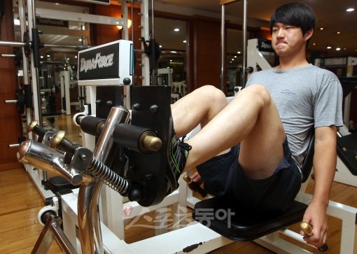 김도훈이 성남 분당의 한 피트니스 센터에서 구슬땀을 흘리고 있다. 그는 웨이트 트레이닝으로 체중과 비거리를 함께 늘렸다. 박화용 기자 inphoto@donga.com 트위터 @seven7sola