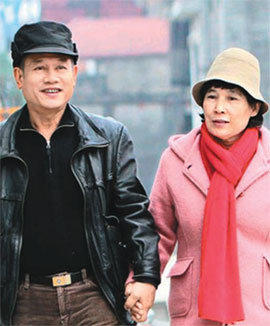 국경과 세월을 넘어 31년 만에 사랑을 이룬 북한 여성 이영희 씨와 베트남 남성 팜논칸 씨 부부가 손을 잡고 베트남 수도 하노이 시내를 걷고 있다. 사진 출처 BBC