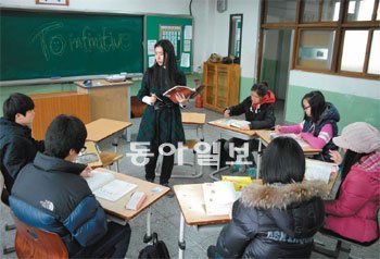 14일 서울 구로구 K중학교에서 이지혜 씨(서울대 영어교육과 3학년)가 삼성그룹의 교육기부 사업 ‘드림클래스’의 일환으로 2학년이 되는 이 학교 학생들에게 영어를 가르치고 있다. 삼성그룹 제공