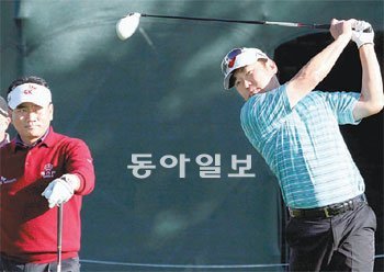 위창수(오른쪽)가 15일 미국 로스앤젤레스 부근 리비에라CC에서 최경주와의 연습 라
운드 도중 드라이버샷을 날리고 있다. 위창수는 17일 노던 트러스트오픈에서 다시 PGA
투어 첫 우승에 도전한다. 퍼시픽팰리세이즈=김종석 기자 kjs0123@donga.com