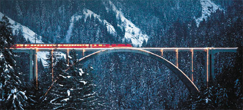 래티슈 철도의 빨간 열차가 플레수르 강 계곡(그라우뷘덴 주)을 가로지른 랑그비서 다리를 건너고 있다. 쿠어와 아로사를 잇는 아로사선의 콘크리트다리로 높이 42m, 길이 284m다. 스위스관광청 제공·안드레아 바드러트 쵤영