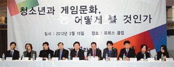 15일 서울 중구 한국프레스센터에서 열린 청소년과 게임문화 관련 심포지엄에서 각계 전문가들은 게임이 학교폭력의 주범이라고 몰아가는 것은 지나치다고 입을 모았다. 게임문화재단 제공