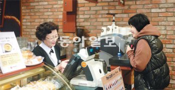15일 서울 성북구의 커피전문점 온바로에서 ‘실버 바리스타’가 손님을 맞이하고 있다. 이 커피전문점 직원 13명 중 7명이 60, 70대의 실버 바리스타로 최근 1명 구인 공고에 30명의 어르신이 몰릴 정도로 인기를 끌고 있다. 성북구 제공
