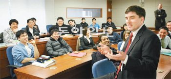 수준 높은 외국인 교수와 다양한 국적의 학생, 해외 명문 MBA와의 복수학위 제도. 성균관대 경영전문대학원(SKK GSB)은 이런 장점 덕분에 학생들의 만족도가 높다. 졸업생의 취업률과 연봉 상승률도 국내 최고 수준이다. SKK GSB 제공