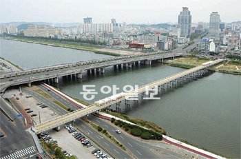 울산 중구와 남구를 잇는 울산교. 이 교량 위에 울산시립미술관을 짓자는 주장이 제기돼 주목을 끌고 있다. 울산시 제공