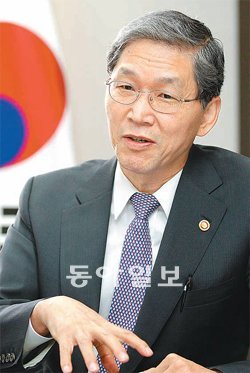 김도연 국가과학기술위원회 위원장은 출연연법 개편안이 국회에 상정되지 못한 데 대해 “과학기술 분야 연구는 정치의 영향을 받으면 안 된다”며 유감을 표명했다. 동아일보DB