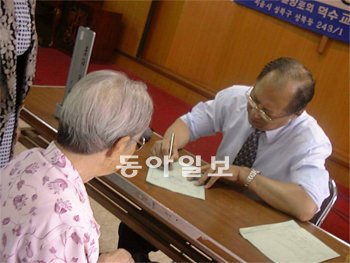 덕수교회의 노인 의료 봉사 프로그램에 지역 주민이 참여해 의사에게 진찰을 받고 있다. 덕수교회 제공
