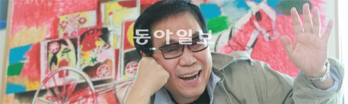 조영남은 “요즘 가수로 데뷔 안 한 게 참 다행이다. 노래에 춤까지 춰야 하니 얼마나 힘들까”라며 눈을 찡긋했다. 그는 “‘색시가 있음 덜 심심할 텐데’라는 생각도 들지만 재혼을 생각할 만큼 절절한 상대는 없다”고 했다. 박영대 기자 sannae@donga.com