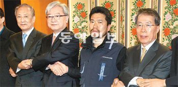 하나금융지주와 외환은행 노조가 ‘협상 타결’을 발표하는 기자회견에 앞서 손을 맞잡았다. 왼쪽부터 김승유 하나금융 회장, 김석동 금융위원장, 김기철 외환은행 노조위원장, 윤용로 외환은행장. 최혁중 기자 sajinman@donga.com