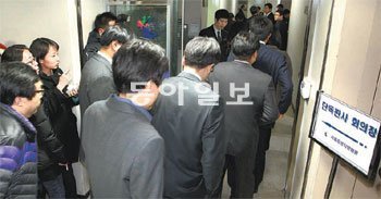 17일 오후 서울중앙지방법원 판사들이 단독판사 회의에 참석하기 위해 서울 서초구
서초동 서울중앙지법 청사 중회의실로 들어가고 있다. 사진공동취재단