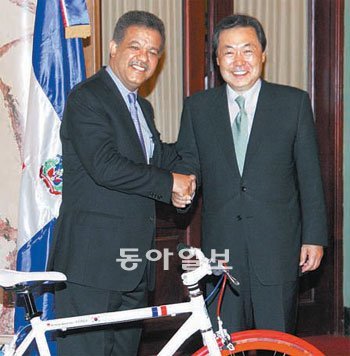 14일(현지 시간) 맹형규 행정안전부 장관(오른쪽)이 레오넬 페르난데스 도미니카공화국 대통령을 예방하고 이 나라 국기색인 파란색 빨간색 흰색으로 제작된 국산 자전거를 선물했다. 행정안전부 제공