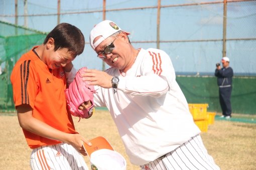 때론 선수들에게 큰 형님처럼 다가가 소통을 중시하는 양승호 감독이 전지훈련 도중 김수완(왼쪽)의 귀를 잡아당기며 혼(?)내고 있다.사진제공 ｜ 롯데 자이언츠