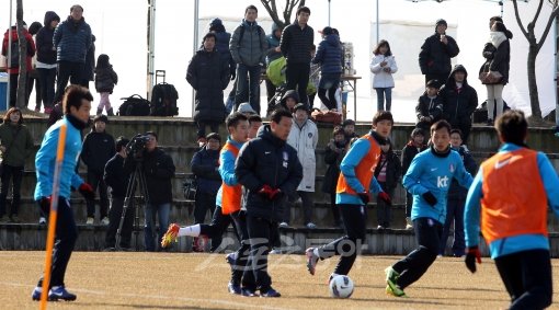 최강희 감독이 이끄는 축구 대표팀이 19일 전남 영암 현대사계절축구장에서 훈련에 돌입한 가운데, 지역주민들이 대표팀의 훈련을 지켜보고 있다.영암 ｜ 박화용 inphoto@donga.com 트위터 @seven7sola