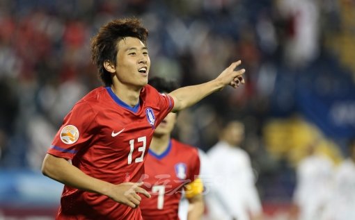 아우크스부르크 구자철이 19일(한국시간) 독일 분데스리가 22라운드 레버쿠젠과 경기에서 데뷔 13개월 만에 첫 골을 성공시킨 뒤 기쁨을 만끽하고 있다. 스포츠동아DB