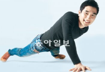 “한쪽으로도 거뜬하다”면서 팔굽혀펴기를 했다. “특이한 교사는 되기 싫다. 평범하게 봐달라” 고도 했다. 왼쪽 팔 아래가 없는 김인탁 씨. 3급 지체장애인으로는 처음으로 다음 달 중등학교에 체육교사로 발령받는다. 장승윤 기자 tomato99@donga.com