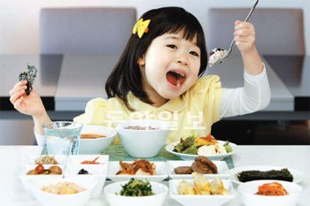 “추운 날 입맛이 까칠해도 잘 먹어야 해요.” 서울시내 한 식당에서 어린이가 제철 채소 등으로 차려진 밥상 앞에서 포즈를 취하고 있다. 동아일보DB