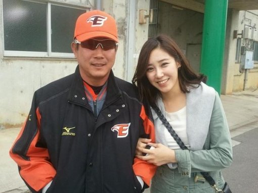 한화 한대화 감독(왼쪽)과 최희 아나운서. 사진｜최희 아나운서 트위터