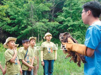 올해부터 주5일 수업이 전면 시행됨에 따라 레저업계에서는 어린이들을 위한 다양한 에듀테인먼트 서비스를 내놓고 있다. 삼성에버랜드는 사파리 속 동물을 만지고 체험할 수 있는 어린이 동물사랑단을 확대 운영할 방침이다. 삼성에버랜드 제공