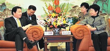 최태원 SK그룹 회장(왼쪽)이 20일 하이닉스 중국 공장이 있는 우시 시의 황리신 서기를 만나 SK와 하이닉스, 우시 시 간의 협력 강화 방안을 협의하고 있다. SK그룹 제공