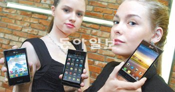 LG전자는 27일(현지 시간) 스페인 바르셀로나에서 열리는 ‘모바일 월드 콩그레스(MWC) 2011’에서 직사각형의 날렵한 모양과 8.8mm의 얇은 두께를 강조한 보급형 스마트폰 ‘L스타일’을 공개한다. LG전자 제공