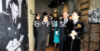 박근혜 새누리당 비상대책위원장(오른쪽)이 21일 서울 마포구 상암동에 개관한 ‘박정희 대통령 기념·도서관’을 찾아 아버지인 박 전 대통령의 국가재건최고회의 의장 시절 사진을 바라보고 있다. 국회사진기자단