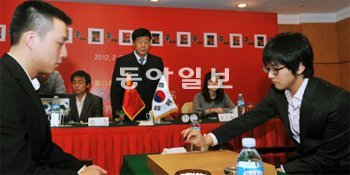 21일 중국 상하이에서 열린 농심신라면배 본선 11국. 김지석 7단(오른쪽)이 구리 9단을 상대로 승리해 4연승을 거뒀다. 중국 측에는 셰허 7단만이 남았다. 한국팀에는 김지석 외에 원성진 이창호도 남아있어 우승에 한발 더 다가섰다. 한국기원 제공