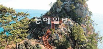 경남 거제시 해금강 우제봉에 설치된 목재 산책로. 경남도 제공