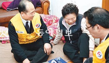 적십자 구구콜 봉사회를 만들어 사회봉사활동을 펼치고 있는 류권형 씨(왼쪽)가 최근
홀몸노인을 찾아 성품을 전달하고 있다. 조용휘 기자 silent@donga.com