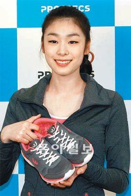 스포츠 브랜드 프로스펙스 홍보모델 김연아가 22일 서울 용산구 한강로2가 LS용산타
워에서 신제품 운동화인 ‘W 연아라인’을 선보이고 있다. 김재명 기자 base@donga.com