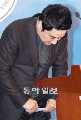 고개숙인 강용석 강용석 의원이 22일 자신이 제기한 박원순 “4-5요추 사이 디스크 돌출 모습 일치” 서울시장 아들의 병역 기피 의혹이 사실이 아닌 것으로 밝혀지자 의원직을 사퇴하겠다며 고개를 숙이고 있다. 변영욱 기자 cut@donga.com