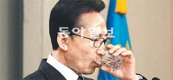 이명박 대통령이 22일 청와대 춘추관에서 특별 기자회견을 하던 중 물을 마시고 있다. 이 대통령은 측근과 친인척 비리에 대해 “정말 가슴이 꽉 막힌다”고 토로했으나 야당에 대해선 ‘말 바꾸기’ 행태를 보인다며 강하게 비판했다. 청와대 사진기자단