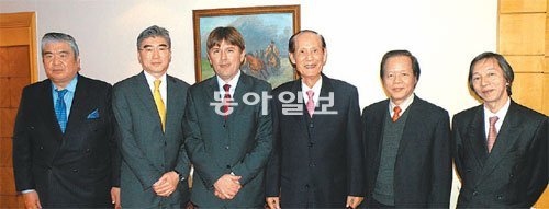 한사모(한국을 사랑하는 대사 모임) 회원들이 21일 서울 용산구 보광동에 있는 헝가리대사관저에서 모임을 가졌다. 왼쪽부터 비탈리 편 우즈베키스탄, 성 김 미국, 렌젤 미클로시 헝가리 대사, 이만섭 전 국회의장, 쩐쫑또안 베트남, 무토 마사토시 일본 대사. 이만섭 전 국회의장 제공